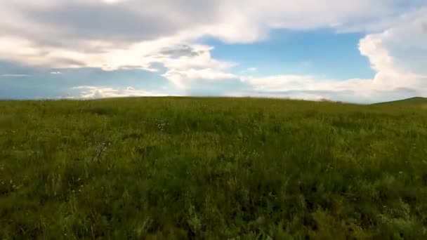 Pemandangan dari udara ke ladang, perbukitan, tumpukan jerami dan langit sebelum badai di Republik Khakassia. Rusia — Stok Video