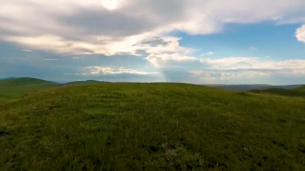 Blick aus der Luft auf die endlosen Felder, Hügel, Heuhaufen und den Himmel vor dem Sturm in der Republik Chakassien. Russland — Stockvideo