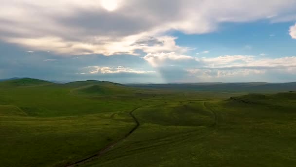 Uma vista do ar para os campos intermináveis, colinas, palheiros e o céu antes da tempestade na República de Khakassia. Rússia — Vídeo de Stock