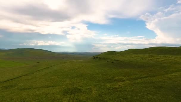 Uma vista do ar para os campos intermináveis, colinas, palheiros e o céu antes da tempestade na República de Khakassia. Rússia — Vídeo de Stock