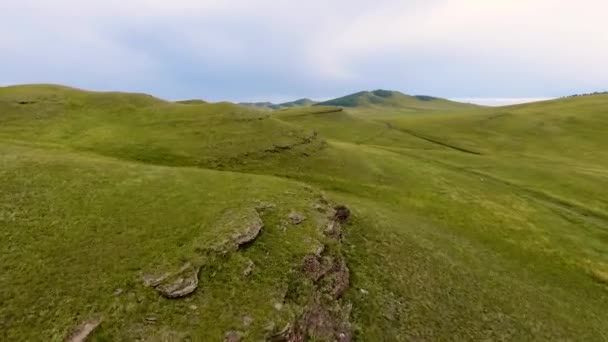 Una vista desde el aire a los campos sin fin, colinas, pajar y el cielo antes de la tormenta en la República de Khakassia. Rusia — Vídeo de stock