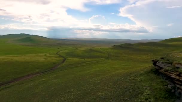 Вид з повітря нескінченні поля, пагорби, стогах сіна і небо перед бурею Республіка Хакасія. Росія — стокове відео