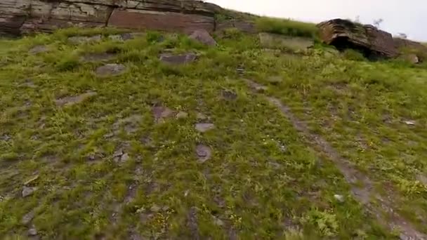 Pohled ze vzduchu na nekonečné pole, kopce, stohy a na obloze před bouří v Chakaské republice. Rusko — Stock video