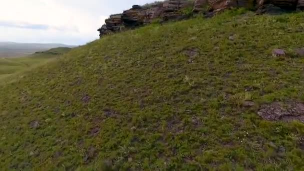 Pohled ze vzduchu na nekonečné pole, kopce, stohy a na obloze před bouří v Chakaské republice. Rusko — Stock video