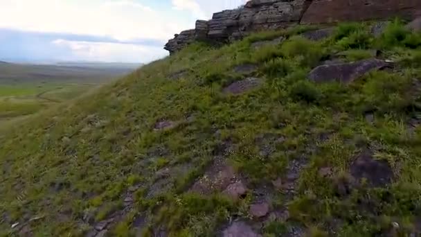 Tekintettel a levegőből a végtelen mezők, hegyek, Szénaboglyák és az ég előtt a vihar a Köztársaság Hakaszföld. Oroszország — Stock videók