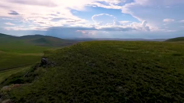 Una vista desde el aire a los campos sin fin, colinas, pajar y el cielo antes de la tormenta en la República de Khakassia. Rusia — Vídeo de stock