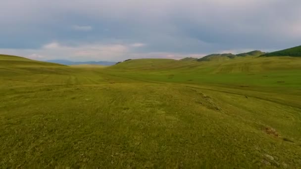 Uma vista do ar para os campos intermináveis, colinas, palheiros e o céu antes da tempestade na República de Khakassia. Rússia — Vídeo de Stock