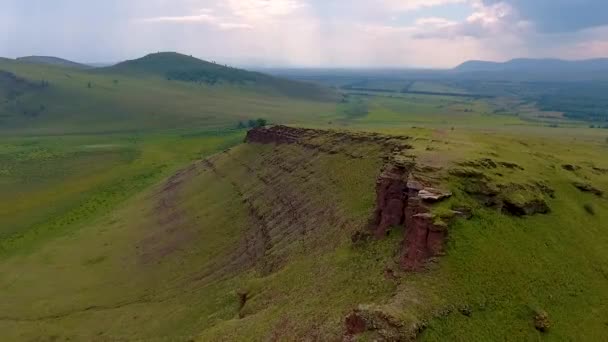 山の範囲 Sunduki、ハカス共和国の嵐の前に緑の野原の空の空撮。ロシア — ストック動画