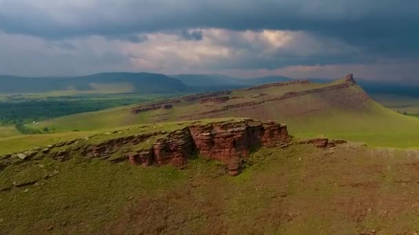 Вид с воздуха на горный хребет Сундуки, зеленые поля неба перед бурей в Республике Хакасия. Россия — стоковое видео