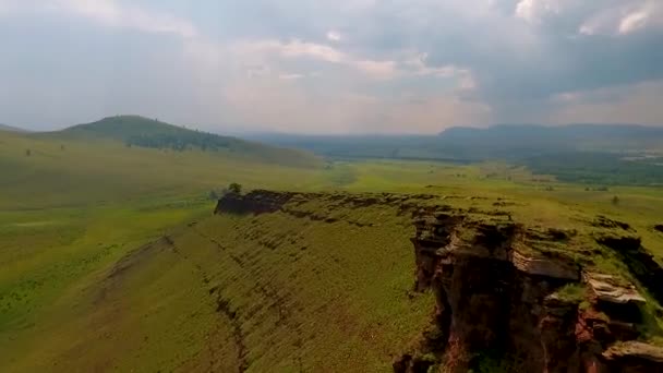 Vue aérienne de la chaîne de montagnes Sunduki, les champs verts ciel avant la tempête dans la République de Khakassie. Russie — Video