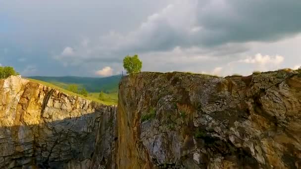 Vue aérienne sur le glissement de terrain Tuimsky, sur l'emplacement d'une mine souterraine dans la République de Khakassie. Russie — Video