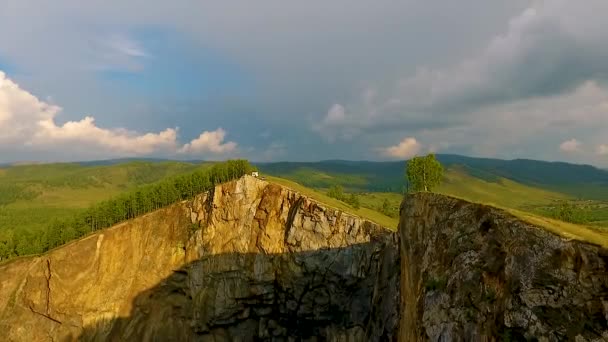 Вид с воздуха на Туймский оползень, на участок подземного рудника в Республике Хакасия. Россия — стоковое видео