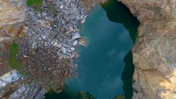 A bekijken vanuit de lucht naar de aardverschuiving van Tuimsky, op de site van een ondergrondse mijne in de republiek Chakassië. Rusland — Stockvideo