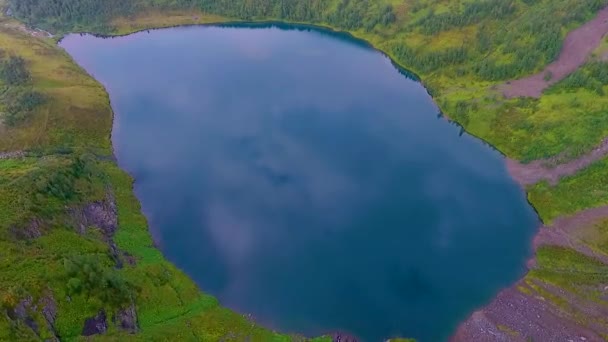 Vista aérea de lagos Ivanovskie, cascada, glaciar después de la lluvia y antes de la puesta del sol, República de Khakassia. Rusia — Vídeo de stock