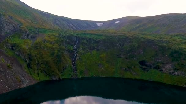 Flygfoto över Ivanovskie sjöar, vattenfall, glaciär efter regn och före solnedgången, Republiken av delrepublikens. Ryssland — Stockvideo