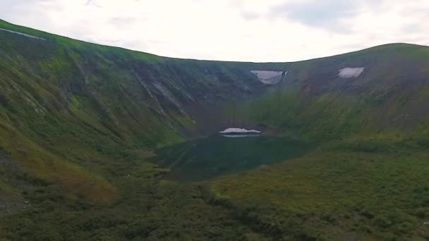 Flygfoto över Ivanovskie sjöar, vattenfall, glaciär efter regn och före solnedgången, Republiken av delrepublikens. Ryssland — Stockvideo