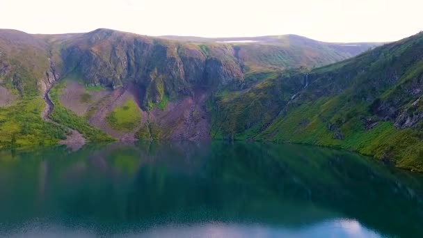 Luchtfoto Ivanovskie meren, waterval en gletsjer na regen en vóór zonsondergang, Republiek van Chakassië. Rusland — Stockvideo