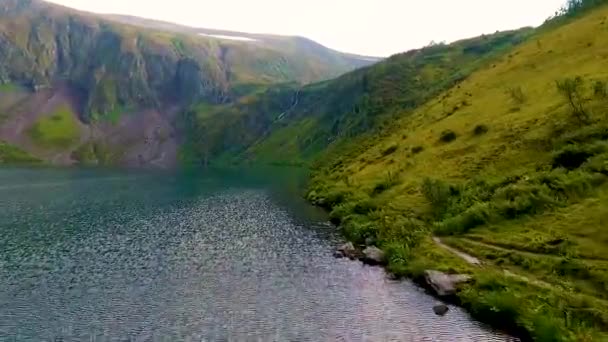 Flygfoto över Ivanovskie sjöar, vattenfall, glaciär efter regn och före solnedgången, Republiken av delrepublikens. Ryssland — Stockvideo