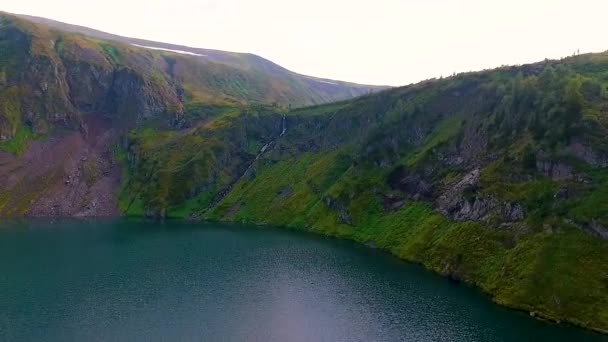 Flygfoto över Ivanovskie sjöar, vattenfall, glaciär efter regn och före solnedgången, Republiken av delrepublikens. Ryssland — Stockvideo