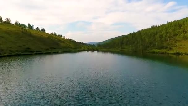 Vista aérea de lagos Ivanovskie, cascada, glaciar después de la lluvia y antes de la puesta del sol, República de Khakassia. Rusia — Vídeo de stock