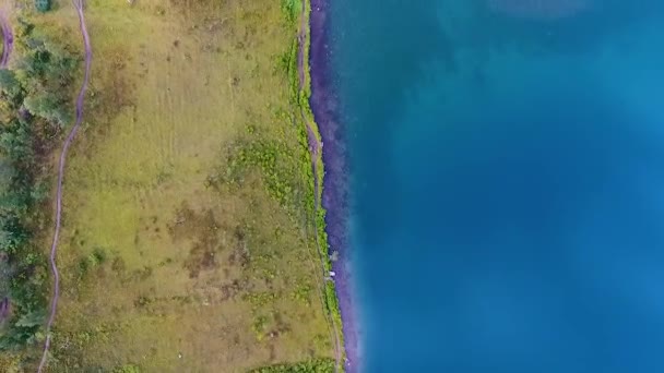 Flygfoto över Ivanovskie sjöar, vattenfall, glaciär efter regn och före solnedgången, Republiken av delrepublikens. Ryssland — Stockvideo