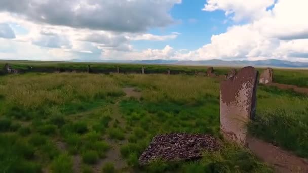 Vista das ruínas de um enterro antigo em uma colina, República de Khakassia. Rússia — Vídeo de Stock