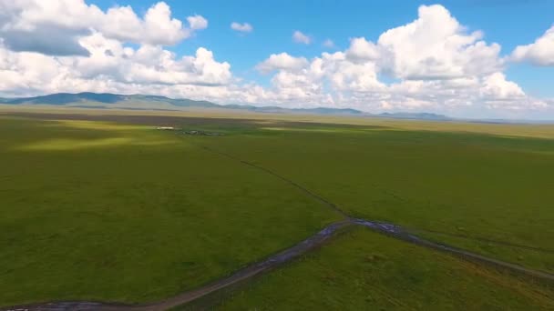 Bir tepe, Khakassia Cumhuriyeti eski bir mezar kalıntıları görünümünü. Rusya — Stok video