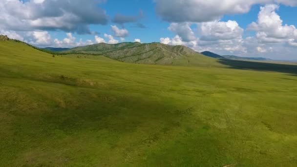Vue aérienne des prairies verdoyantes, des collines au loin et du ciel nuageux dans la République de Khakassie. Russie 
