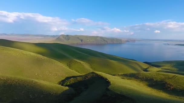 Veduta aerea delle verdi colline, cielo nuvoloso e il fiume Yenisei nella Repubblica di Khakassia. Russia — Video Stock