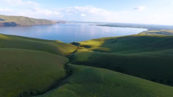 Veduta aerea delle verdi colline, cielo nuvoloso e il fiume Yenisei nella Repubblica di Khakassia. Russia — Video Stock