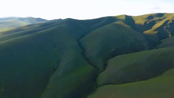 Flygfoto över de gröna kullarna, molnig himmel och floden Jenisej i Republiken av delrepublikens. Ryssland — Stockvideo