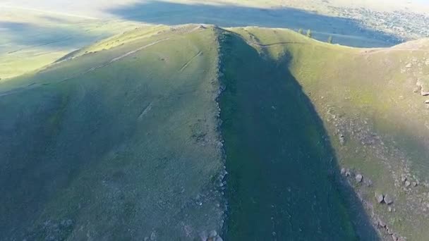 Luchtfoto van de groene heuvels, bewolkte hemel en de Jenisej in de republiek Chakassië. Rusland — Stockvideo