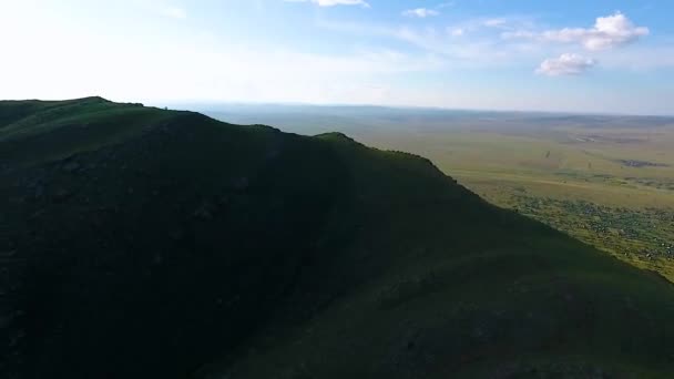 Vista aérea de las verdes colinas, el cielo nublado y el río Yenisei en la República de Khakassia. Rusia — Vídeo de stock