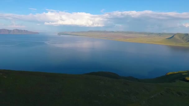 Вид с воздуха на зеленые холмы, облачное небо и реку Енисей в Республике Хакасия. Россия — стоковое видео