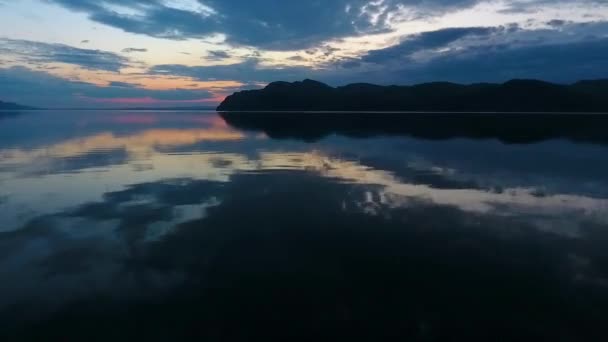 Αεροφωτογραφία του ο ποταμός Yenisei κατά το ηλιοβασίλεμα με την Δημοκρατία της Χακασίας. Ρωσία — Αρχείο Βίντεο