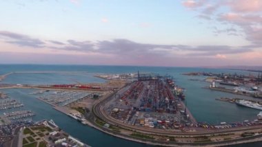 Havadan Valencia Limanı için günbatımı sırasında görüntüleyin. İspanya