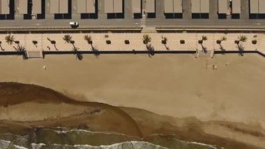 Alboraya, Valencia rüzgarlı ve güneşli bir günde plaj, deniz, alışveriş merkezi için havadan görüntüleyin.