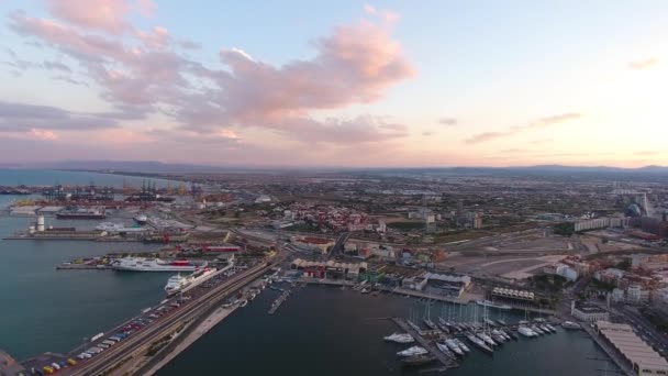 Havadan Valencia Limanı için günbatımı sırasında görüntüleyin. İspanya — Stok video