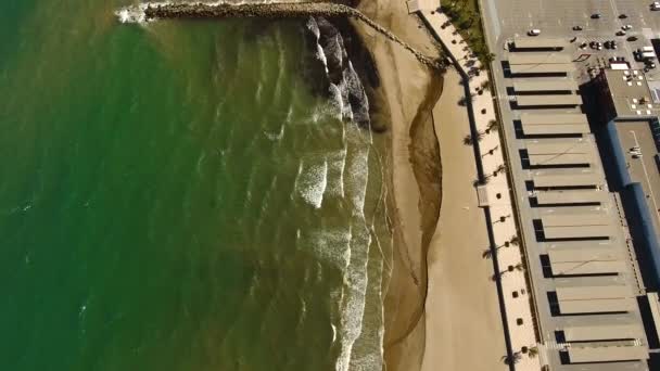 Vista desde el aire a la playa, mar, centro comercial en un día soleado y ventoso en Alboraya, Valencia . — Vídeo de stock