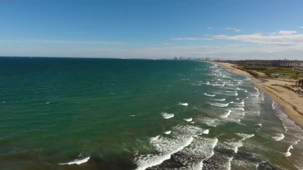 Alboraya, Valencia rüzgarlı ve güneşli bir günde plaj, deniz, alışveriş merkezi için havadan görüntüleyin. — Stok video