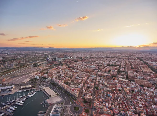 Pohled z vzduchu do přístavu Valencie při západu slunce. Španělsko — Stock fotografie