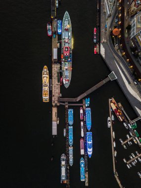 Gün batımında Hamburg şehrinde Elbe Nehri 'nin ve gemilerin havadan görüntüsü. Yazın Geramania
