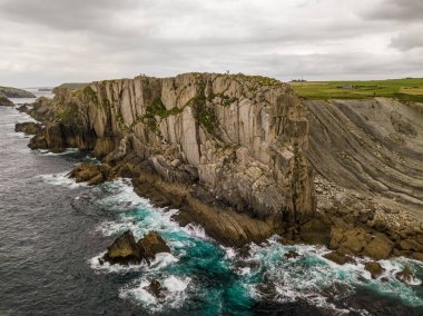 Arnia Sahili 'nde gün batımında kayalıkların ve kayalıkların havadan görünüşü. Kuzey İspanya Yazın