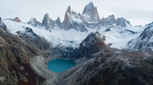 Luchtfoto van de bergen en Fitz Roy Peak in Los Glaciares National Park. Argentinië Herfst — Stockfoto