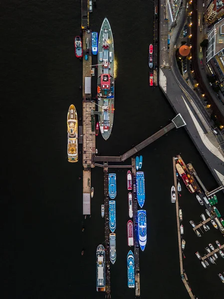 Gün batımında Hamburg şehrinde Elbe Nehri 'nin ve gemilerin havadan görüntüsü. Yazın Geramania