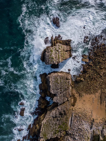 Luftaufnahme von Riffen und Klippen während des Sonnenuntergangs am Strand von Arnia. Nordspanien im Sommer — Stockfoto