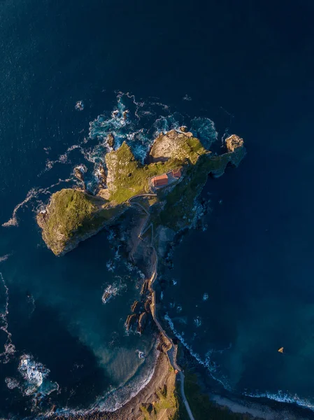 Adanın ve Gaztelugatxe tapınağının havadan görüntüsü. Kuzey İspanya Yazın — Stok fotoğraf