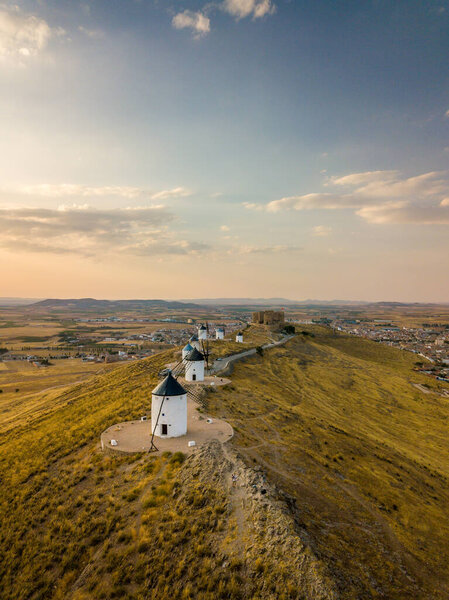 Вид с воздуха на мельницы Дон Кихота. Molino Rucio Consuegra в центре Испании
