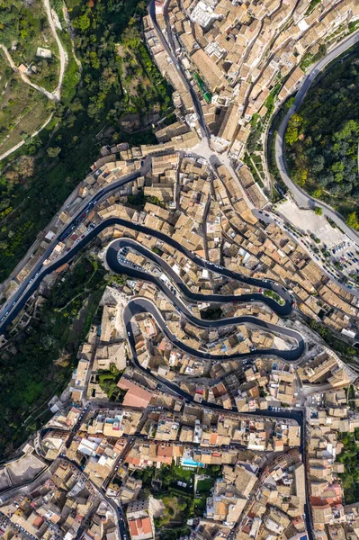 Ragusa 'nın havadan görünüşü ve dolambaçlı bir yol. Sicilya Adası İtalya