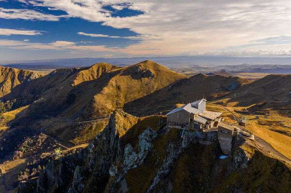 Вид с воздуха на Пик дю Санси и легкие облака после рассвета. Франция осенью
